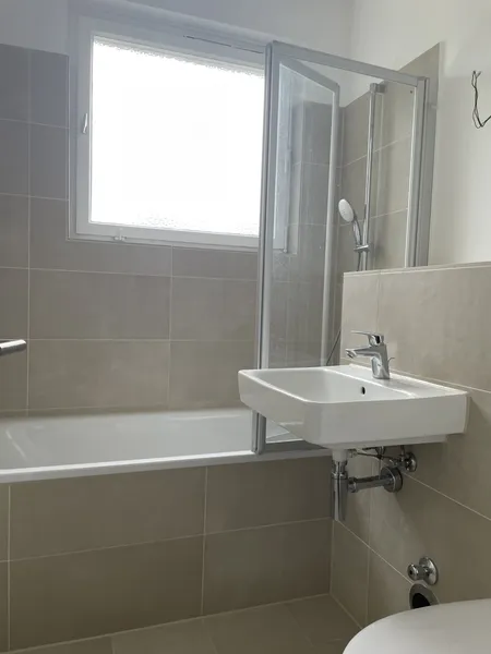 3 Zimmer Wohnung mit Einbauküche und Balkon — photo 1
